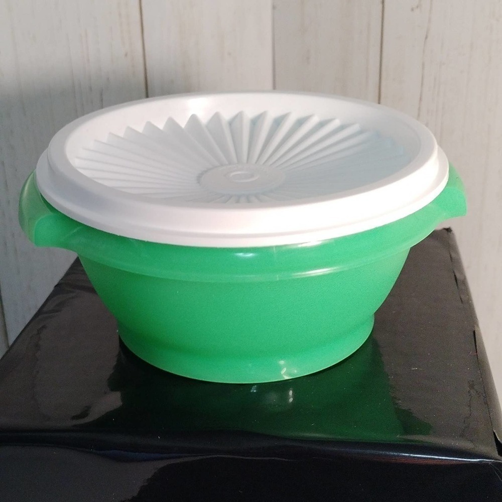 Tupperware Servalier Bowl 10oz #1323 with lid/seal #812  (A7)